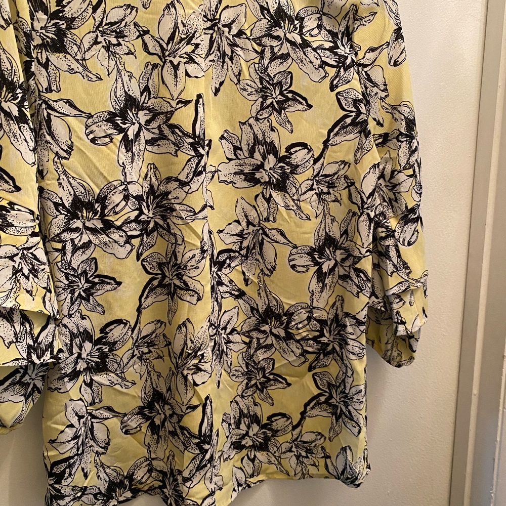 Valerie Stevens floral top NWOT.